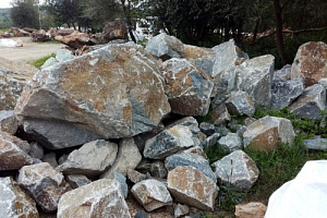 Kamenclub.ru: Гранит скальник (серо-зеленый) фр. 500-1500 мм.  купить в Электростали гранит мрамор  серый зеленый темно-серый глыба скальная колотая ландшафтная 7 500 руб/т   фото КАМЕНЬ КЛУБ