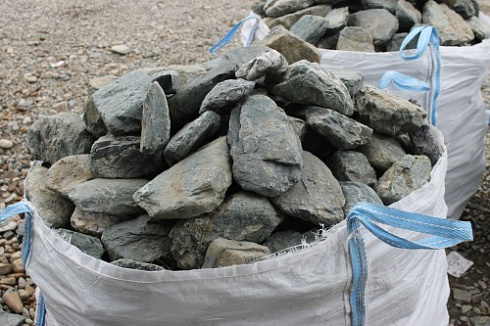 Kamenclub.ru: Гранит скальник (серо-зеленый) фр. 100-500 мм.  купить в Электростали гранит зеленый, серый, салатовый крупный ландшафтный валун 6 000 руб/т   фото КАМЕНЬ КЛУБ