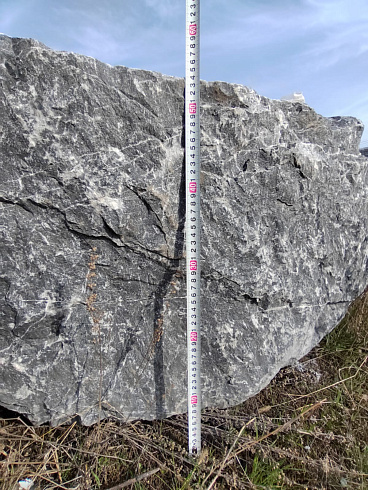 Kamenclub.ru: Черный мрамор скальник фр. 1000-1500 мм.  купить в Электростали мрамор черный белый серый крупный колотый валун ландшафтный 9000 руб/т   фото КАМЕНЬ КЛУБ