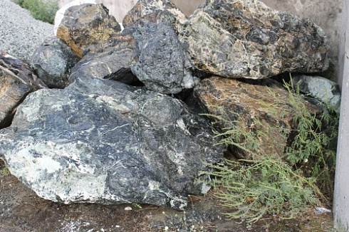 Kamenclub.ru: Змеевик скальник фр. 500-1500 мм.  купить в Электростали змеевик зеленый серый черный глыба скальная колотая 7500 руб/т   фото КАМЕНЬ КЛУБ