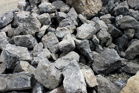 Kamenclub.ru: Черный мрамор скальник фр. 1000-1500 мм.  купить в Электростали мрамор черный белый серый крупный колотый валун ландшафтный 9000 руб/т   фото КАМЕНЬ КЛУБ