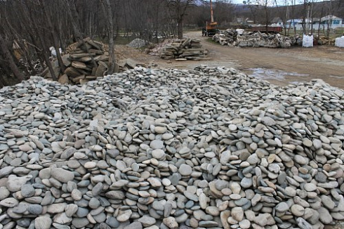 Kamenclub.ru: Галька речная плоская (ассорти) фр. 100-200-300 мм. купить  в Электростали галька плоская разноцветная серый белый темно-серый синий речная галька ландшафтная 8000 руб/т   фото КАМЕНЬ КЛУБ