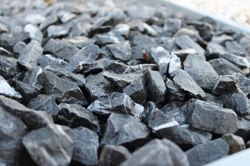 Kamenclub.ru: Щебень крошка черный (мрамор) фр. 40-70 мм.  купить в Электростали мрамор черный с белыми прожилками, черный, белый декоративный щебень 11000 руб/т   фото КАМЕНЬ КЛУБ