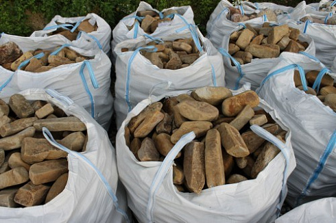 Kamenclub.ru: Песчаник для строительства и кладки блочный (фр 100-200 мм)  купить в Электростали песчаник бежевый серый рыжий валун мелкий для строительства песчаник 6500 руб/т   фото КАМЕНЬ КЛУБ