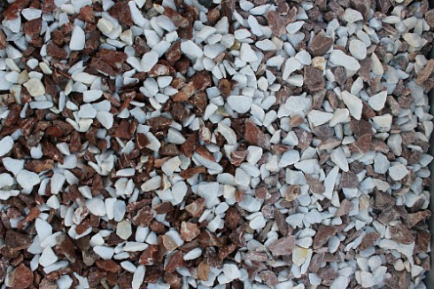 Kamenclub.ru: Мраморная крошка (щебень крошка микс: белый-розовый) фр. 10-20 мм.  купить в Электростали мрамор белый, розовый каменный декоративный ландшафтный щебень 12000 руб/т   фото КАМЕНЬ КЛУБ